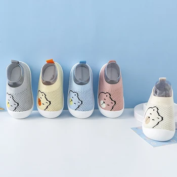 Весенне-летняя обувь для малышей, дышащая обувь для девочек и мальчиков, сетчатая обувь с мягкой подошвой, нескользящая детская первая обувь, ходунки с мультяшными мишками