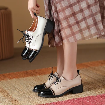 Женская обувь из воловьей кожи с круглым носком, лакированная кожа, прошитая металлическая цепочка, перекрещивающийся ремешок, Женская обувь на среднем каблуке, толстый каблук